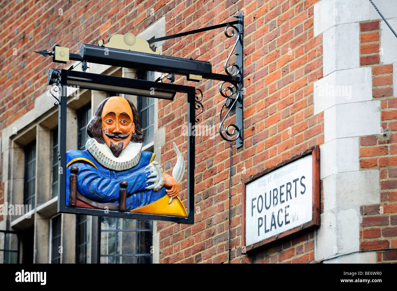 Enseigne de pub avec le portrait de William Shakespeare sur Foubert lieu dans le quartier de Soho, Londres, Angleterre, Royaume-Uni, Europe Banque D'Images
