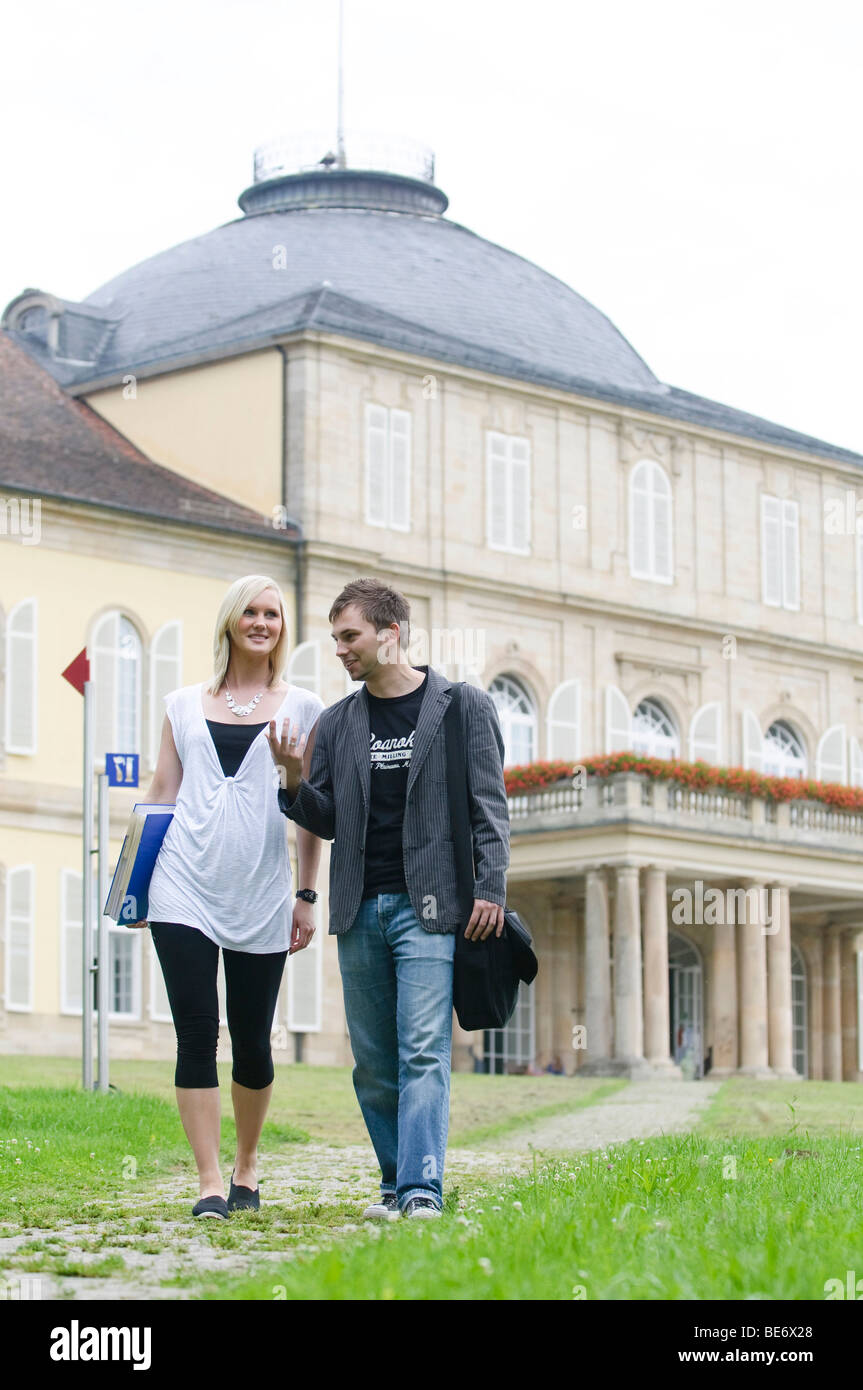 Les étudiants de l'Université de Hohenheim, en face du château de Hohenheim, Hohenheim, Bade-Wurtemberg, Allemagne, Europe Banque D'Images