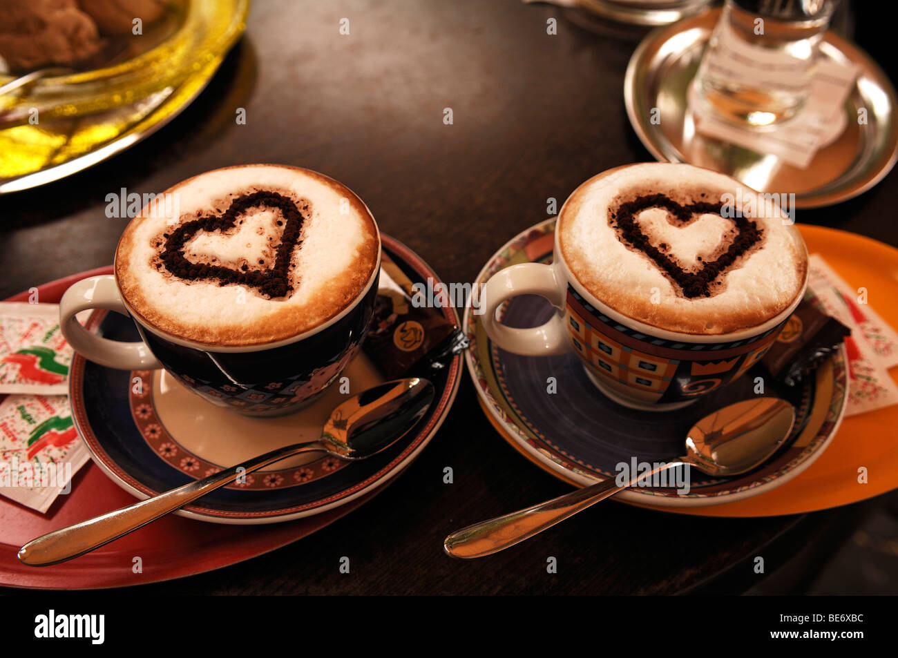 Cappuccino avec deux coeurs en chocolat sur la mousse de lait, Nuremberg, Middle Franconia, Bavaria, Germany, Europe Banque D'Images