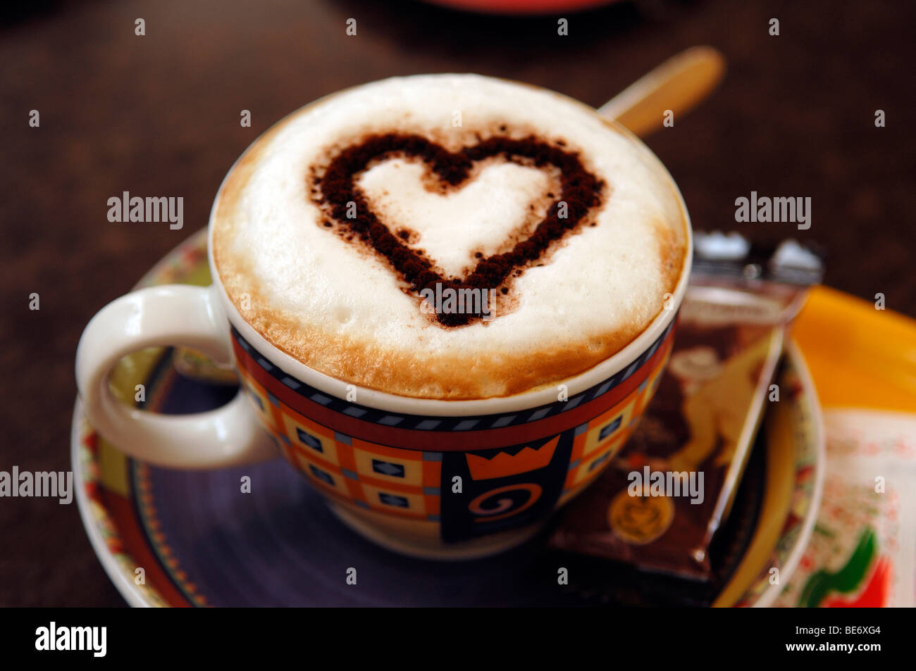 Cappuccino avec un coeur de chocolat sur la mousse de lait, Nuremberg, Middle Franconia, Bavaria, Germany, Europe Banque D'Images