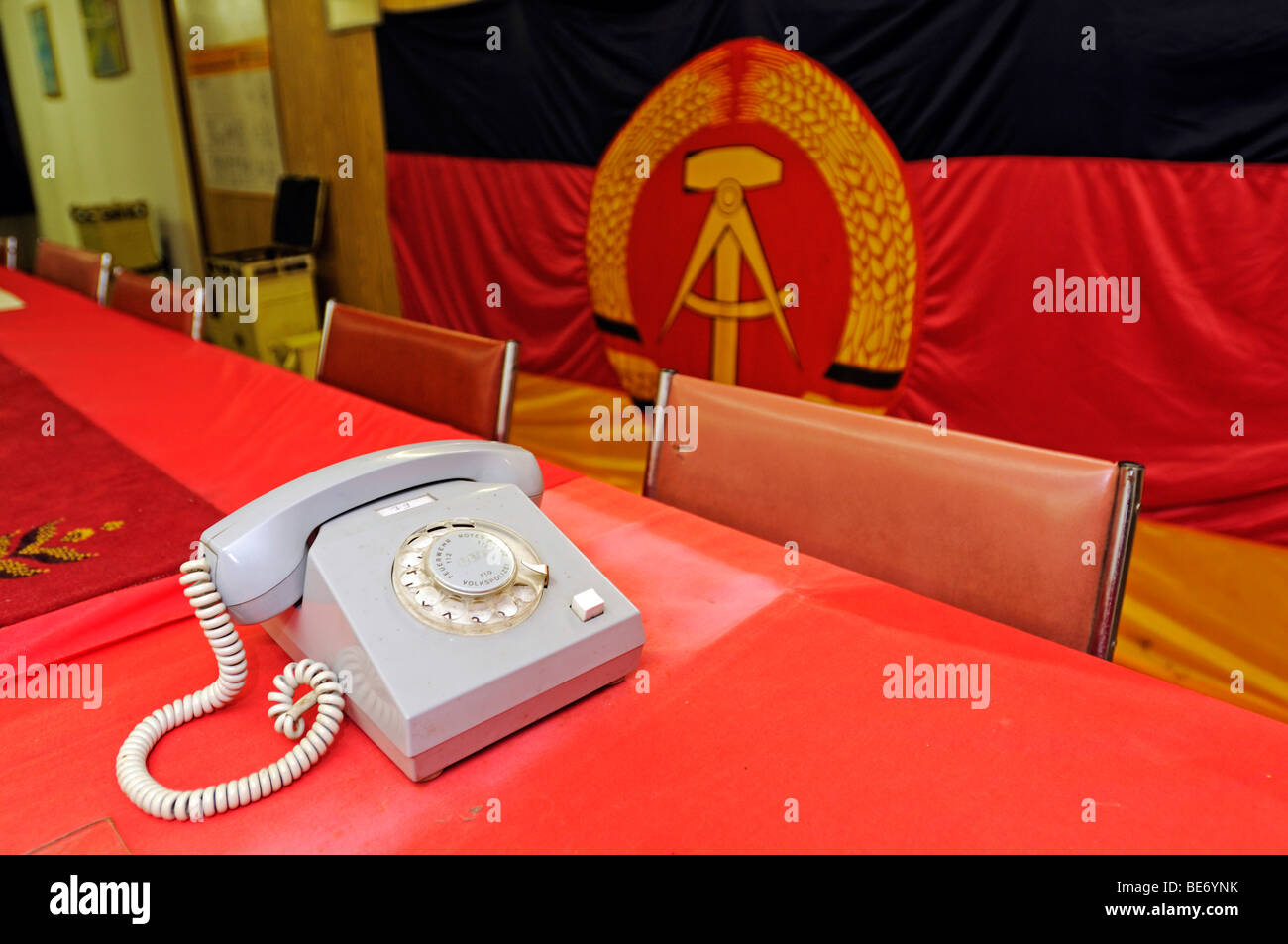 Téléphone et GDR-drapeau dans le musée Bunkermuseum Frauenwald, Thuringe, Allemagne, Europe Banque D'Images