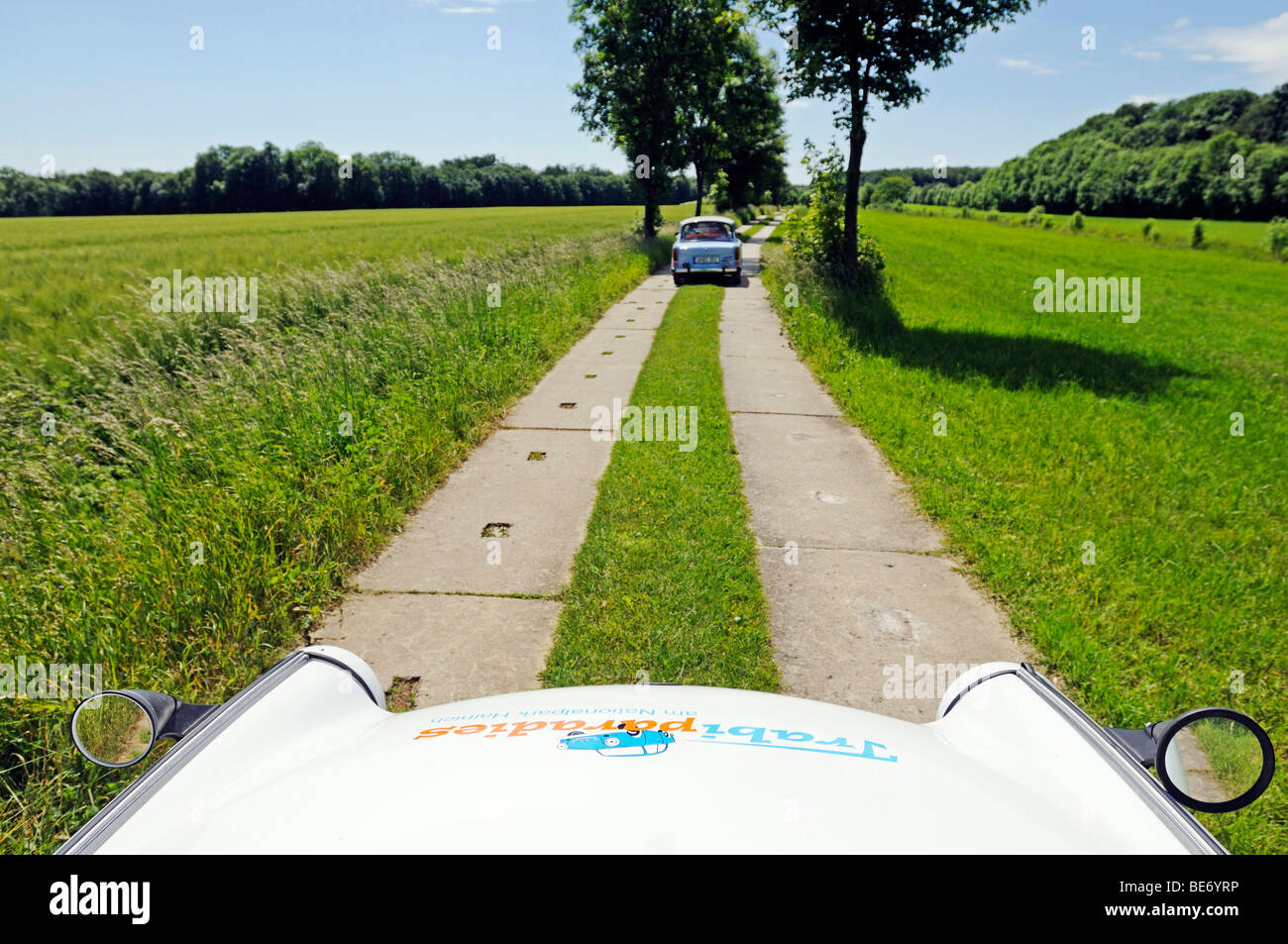 Trabi voitures sur le chemin en pierre de la RDA à l'ex-frontière intérieure allemande, Thuringe, Allemagne, Europe Banque D'Images