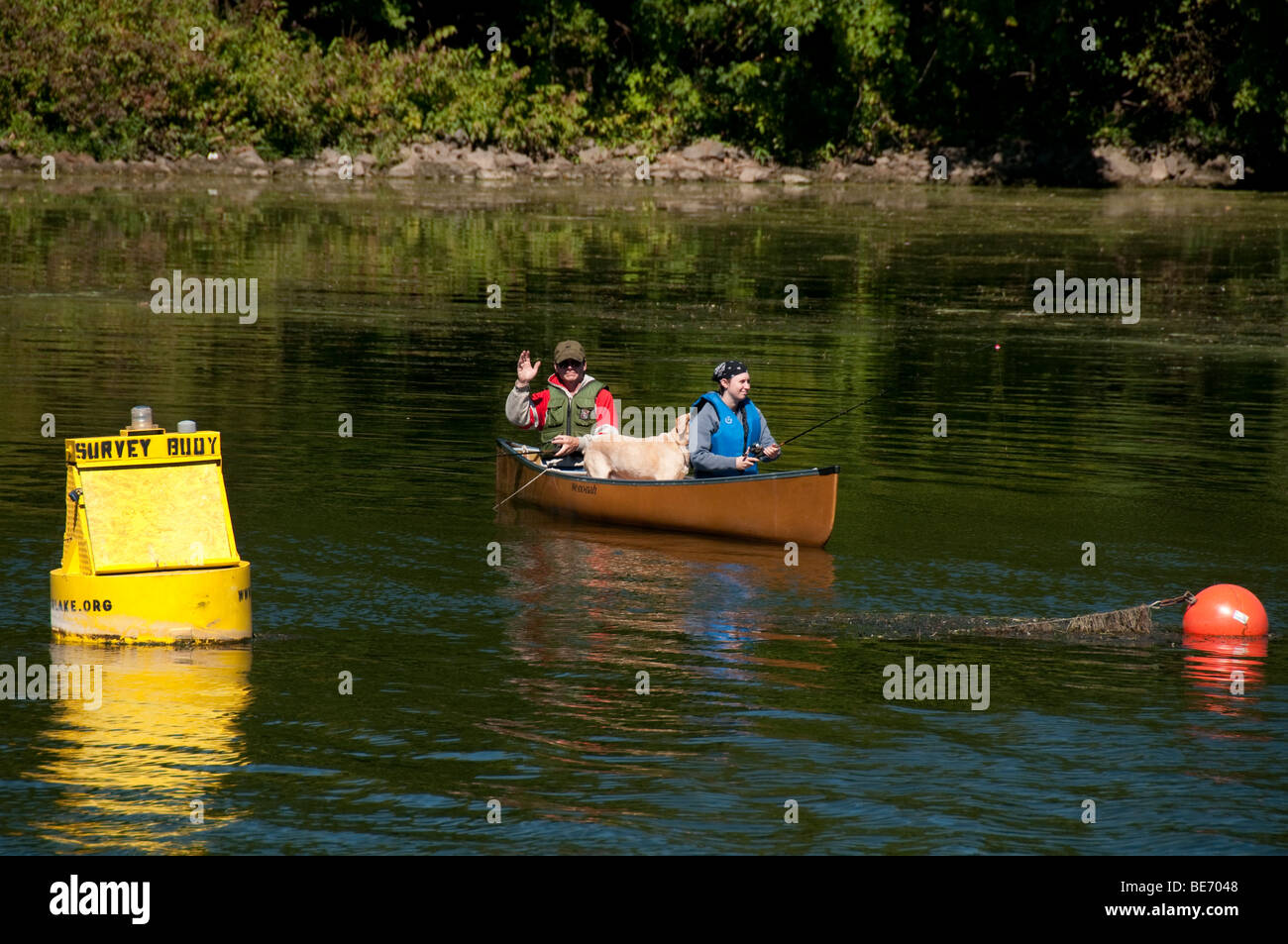 Couple fishing sur le canal Érié, NY USA. Banque D'Images