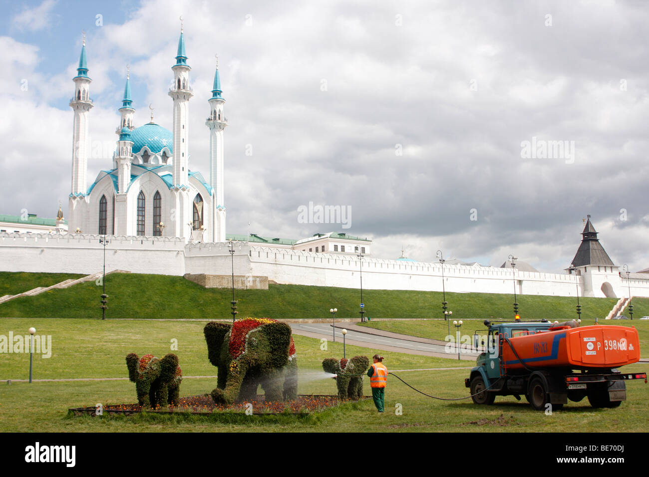 Les travailleurs communaux traiter bush arbres éléphants près du mur du Kremlin de Kazan, la capitale de l'autonomie de la Russie du Tatarstan Banque D'Images