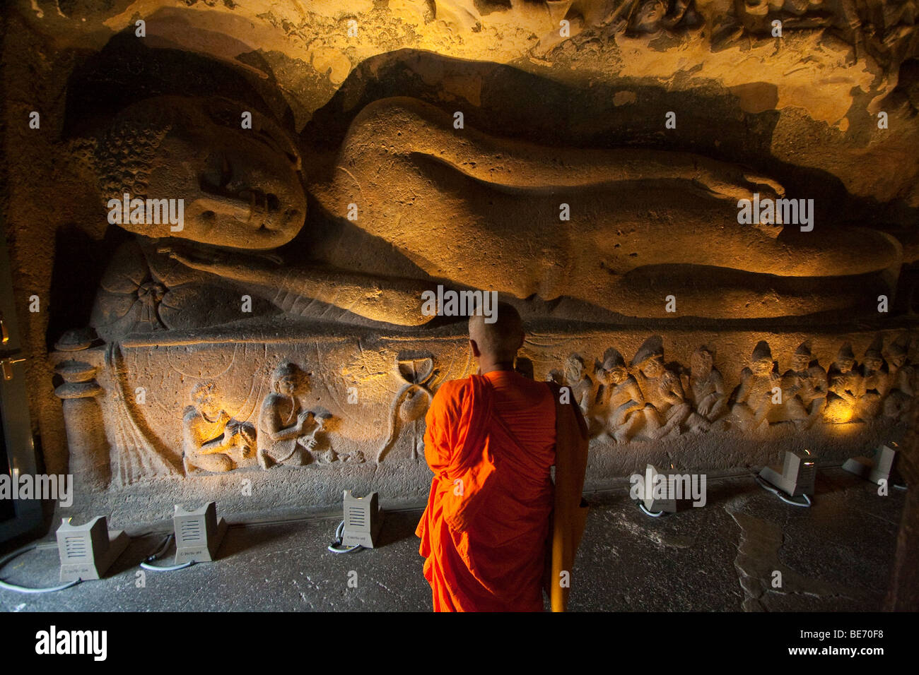 Bouddha couché Sculpture en grotte bouddhiste numéro 26 dans Ajanta en Inde Banque D'Images