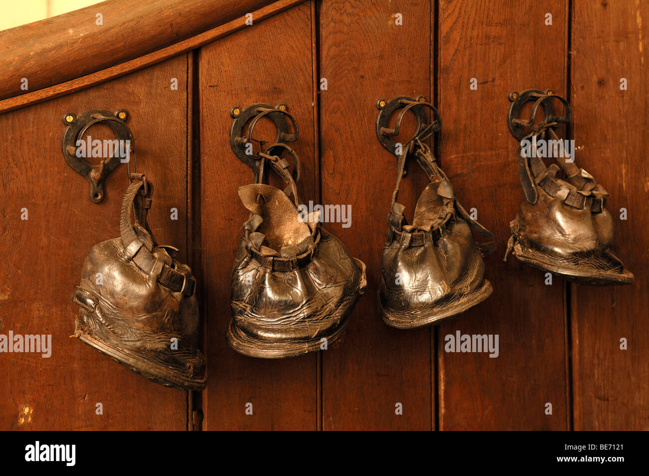 Vieilles chaussures pour vos poneys suspendu dans un cheval fort à l'équitation, 'Boughton, HouseW Geddington, Kettering, Northamptonshire, Angleterre, Banque D'Images