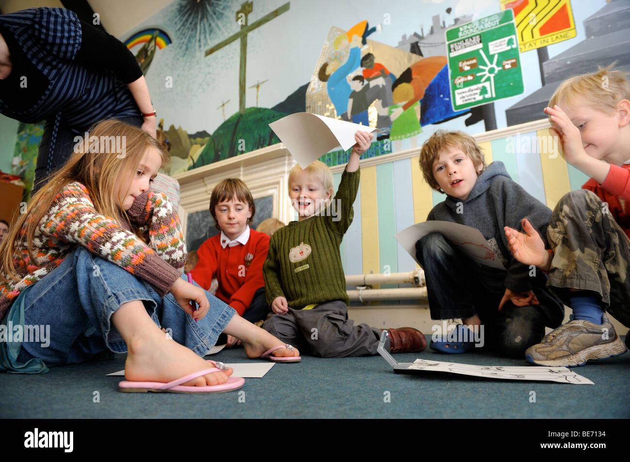 Dessin ENFANTS LES IMAGES D'UN GROUPE À UNE ÉCOLE DU DIMANCHE UK Banque D'Images