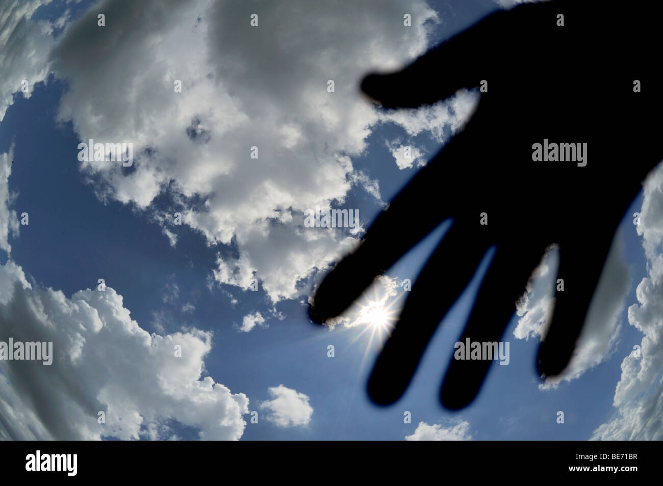 Silhouette de femme main contre sunny sky Banque D'Images