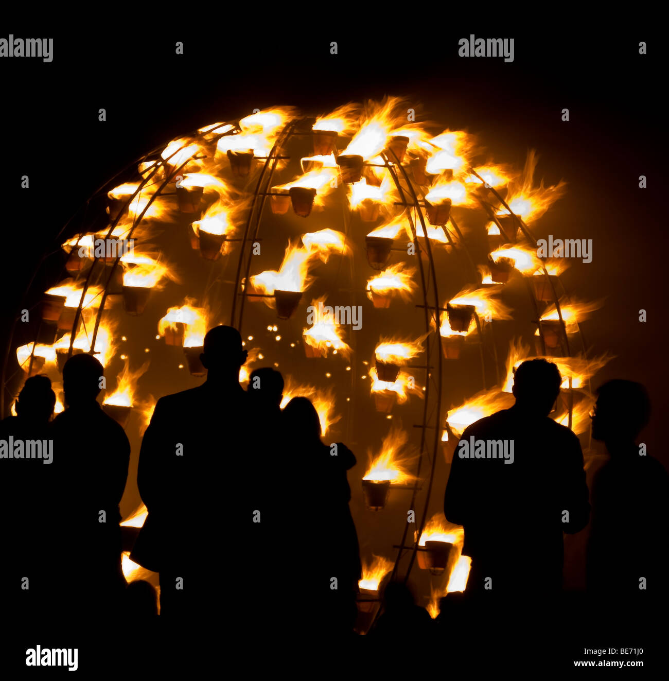 Foule en silhouette à la recherche à grand nombre de pots de combustion du jardin d'exposition au feu du Mayor's Thames Festival Banque D'Images