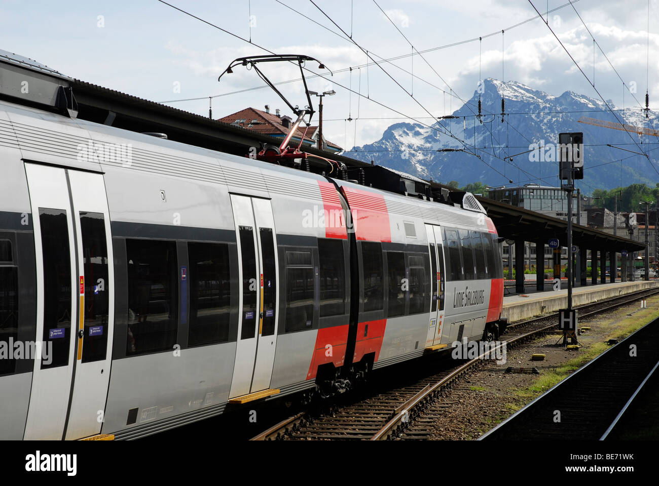 Train régional à la gare centrale, quartier Neustadt, Salzburg, Salzburger Land, de l'état Autriche, Europe Banque D'Images