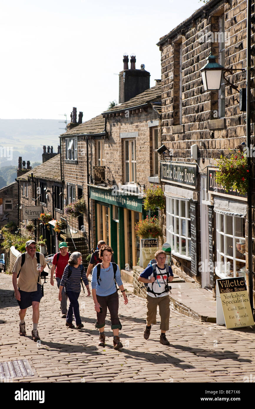 Royaume-uni, Angleterre, dans le Yorkshire, Haworth, Main Street, viistors visites Banque D'Images