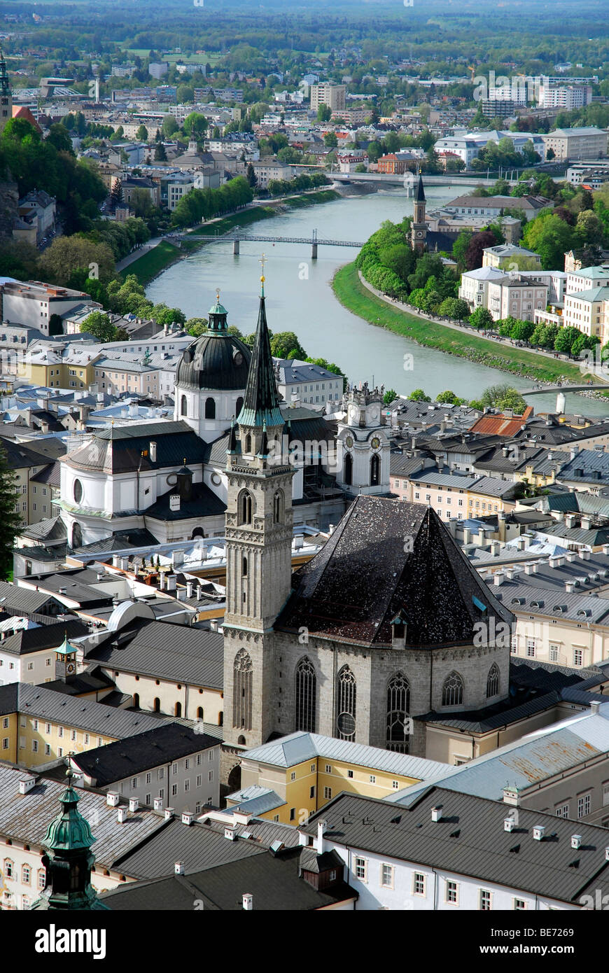 Vue depuis la forteresse Hohensalzburg Festung sur la ville historique avec Jesuitenkirche église franciscaine, Kollegienkirche co Banque D'Images