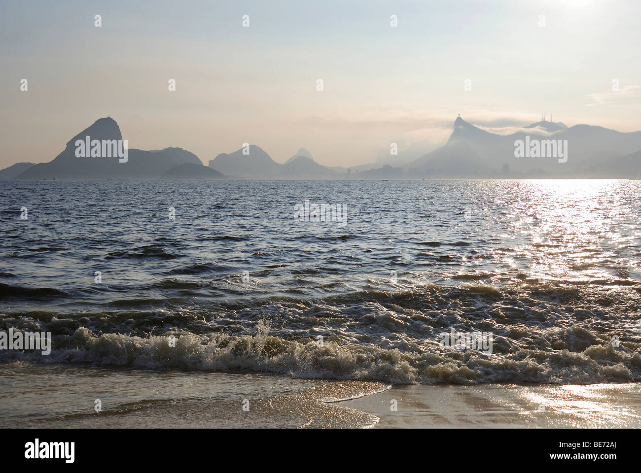 Vue sur le Pain de Sucre et le Corcovado, Niteroi, Rio de Janeiro, Brésil, Amérique du Sud Banque D'Images