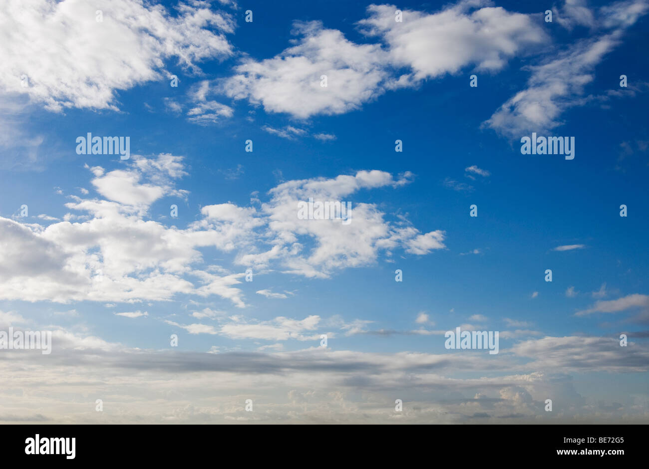 Ciel bleu avec des nuages moelleux Banque D'Images