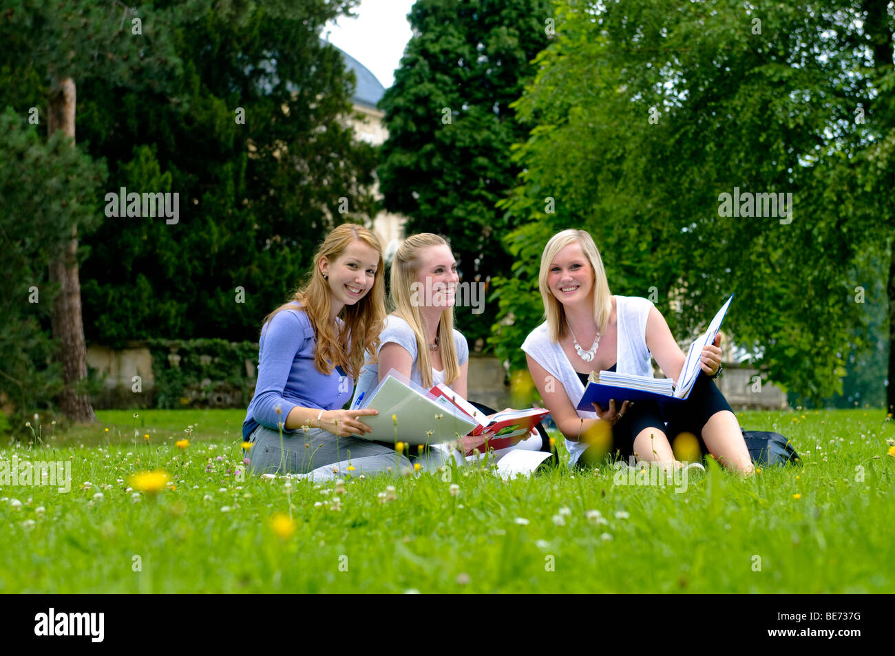 Les étudiants de l'Université de Hohenheim, Parc du Château de Hohenheim, Hohenheim, Bade-Wurtemberg, Allemagne, Europe Banque D'Images