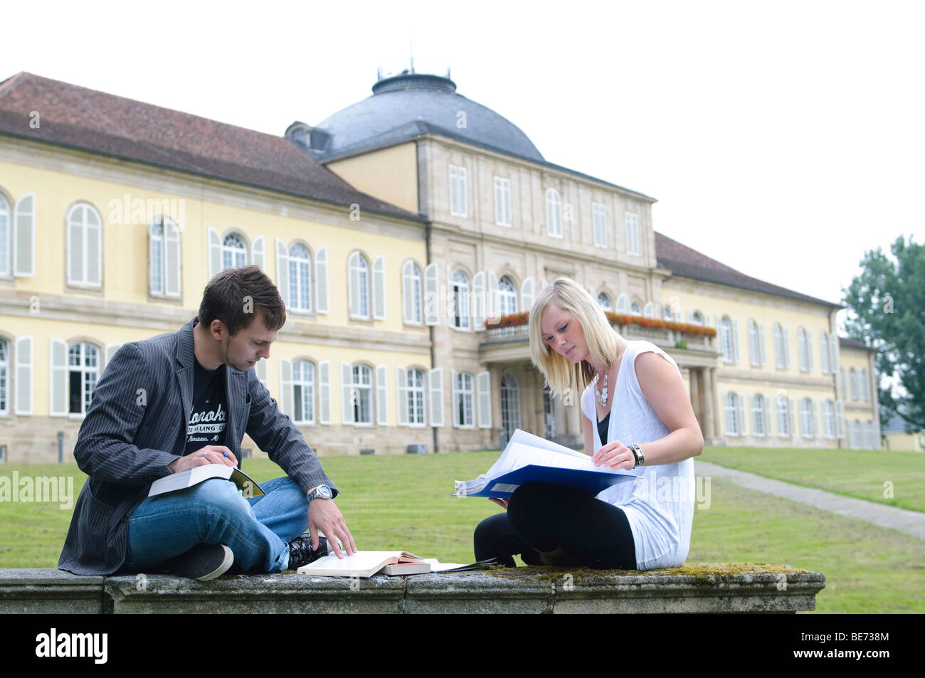 Les étudiants de l'Université de Hohenheim, en face du château de Hohenheim, Hohenheim, Bade-Wurtemberg, Allemagne, Europe Banque D'Images