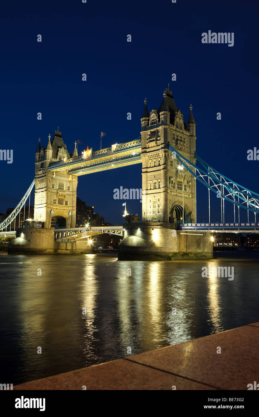 Tower Bridge at night, London, UK Banque D'Images
