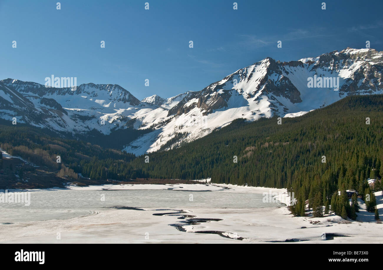 Californie San Juan Skyway près de col Tête Lézard vue de montagnes de San Juan de la neige printanière Banque D'Images