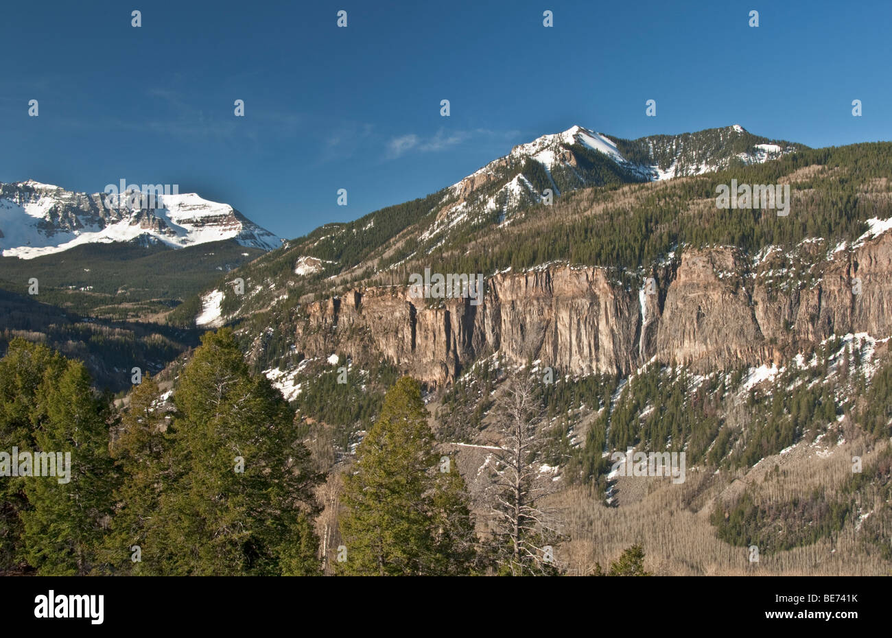 Californie San Juan Skyway près de col Tête Lézard vue de montagnes de San Juan de la neige printanière Banque D'Images