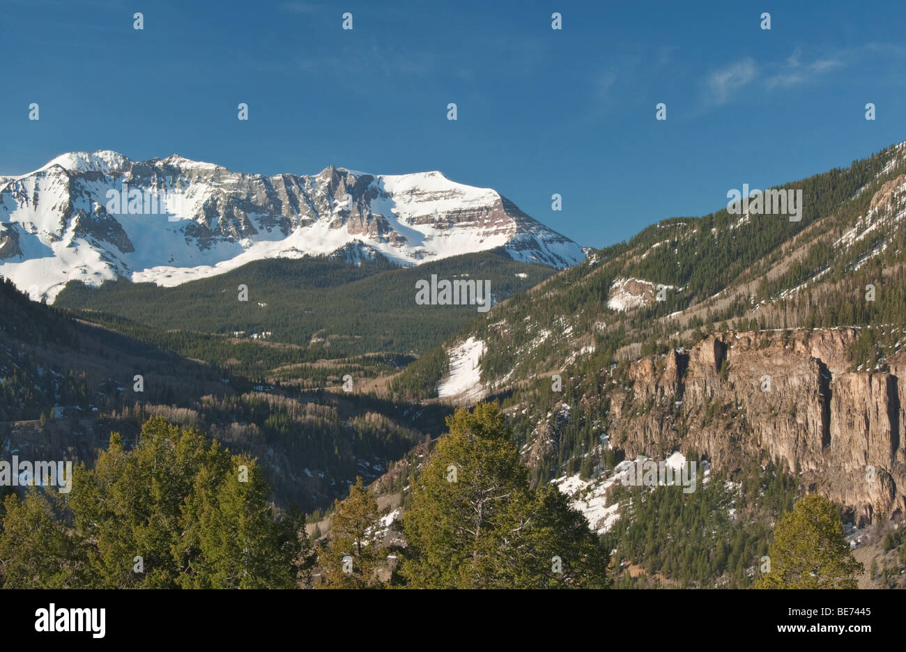 Californie San Juan Skyway près de col Tête Lézard vue de montagnes de San Juan de la neige printanière Banque D'Images