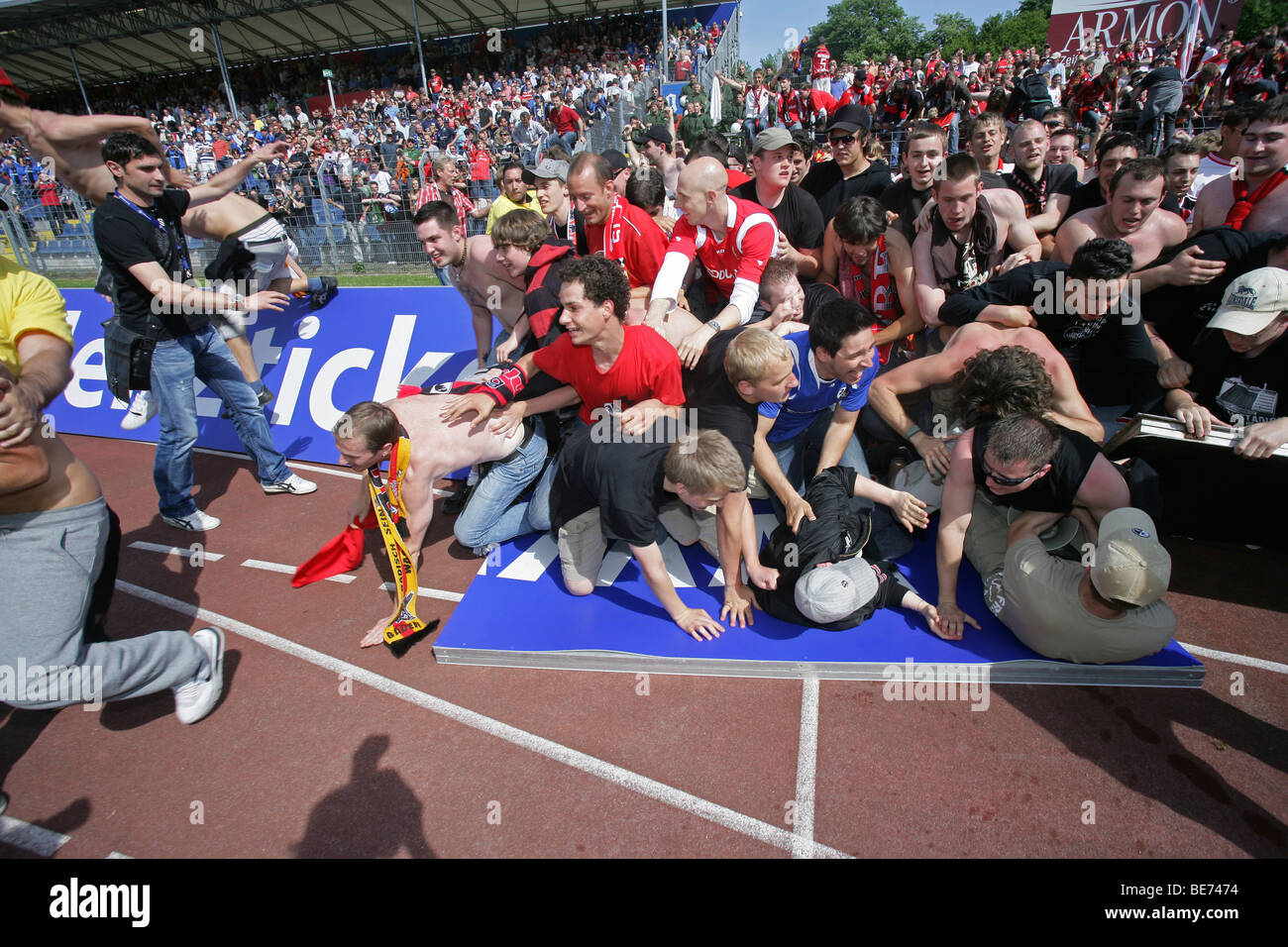 Fans de la sc freiburg à travers le champ de charge après 5:2 victoire contre TuS Koblenz, la promotion de la Premier League allemande Banque D'Images