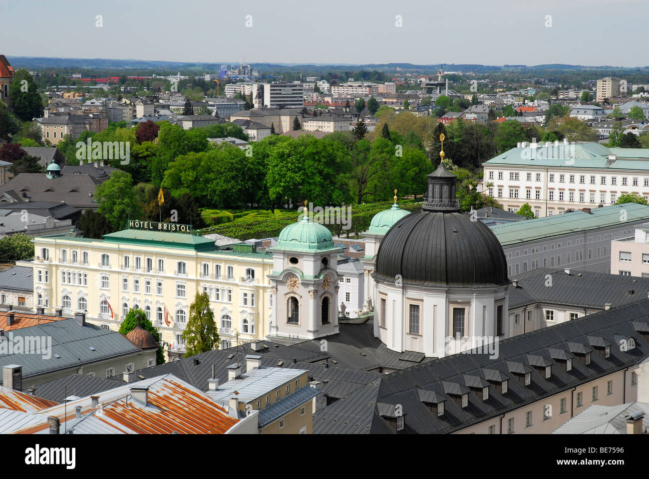 Vue depuis le mont Kapuzinerberg sur le quartier Neustadt avec Dreifaltigkeitskirche Holy Trinity Church, l'hôtel Bristol et Banque D'Images