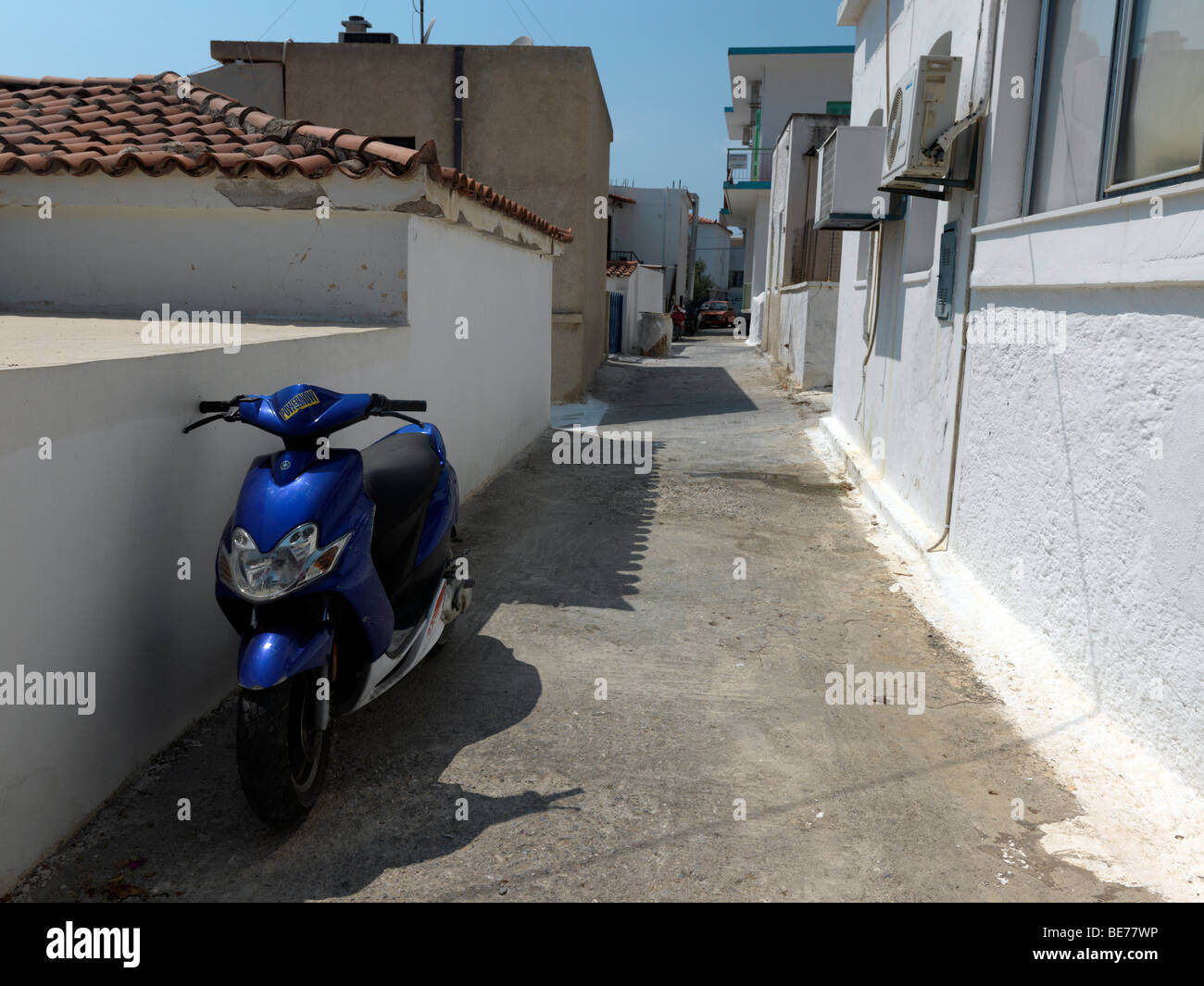 Perdika Aegina Island Grèce Attique en Scooter bleu Street Banque D'Images