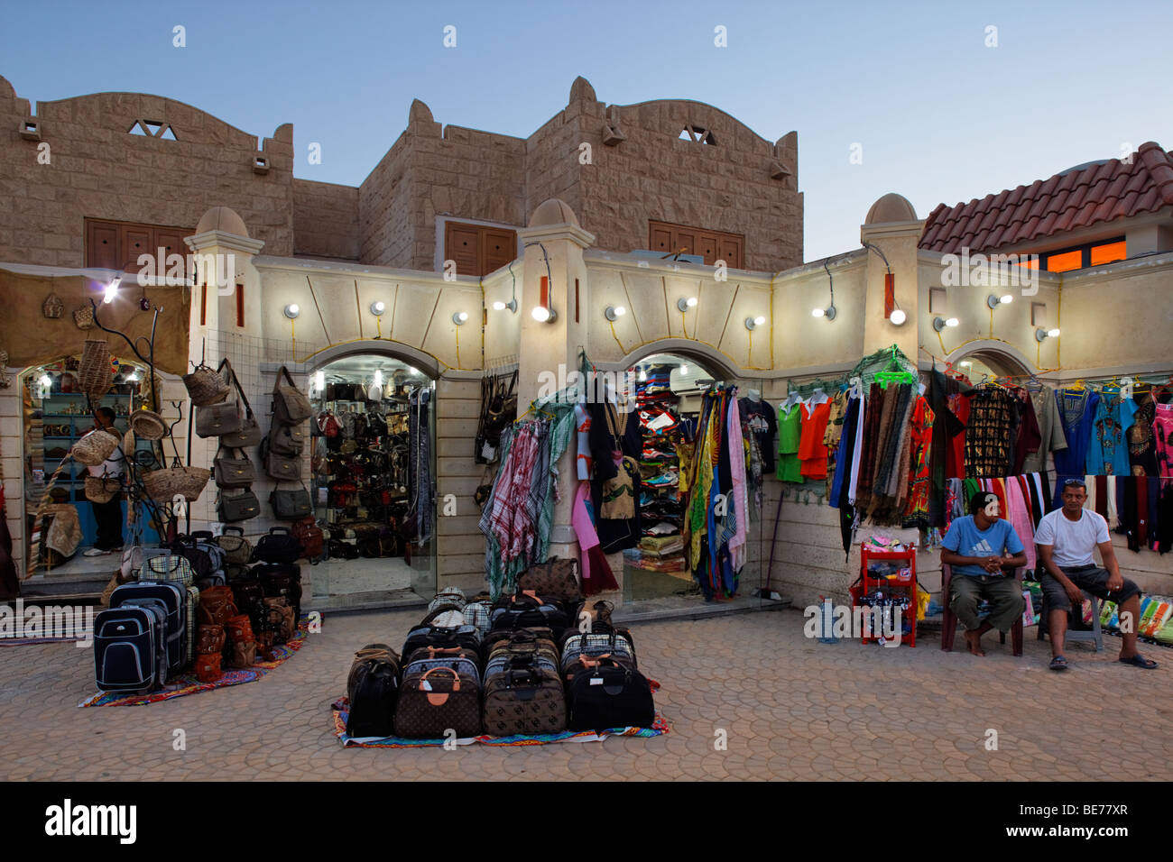 Boutique de souvenirs, souvenirs, fournisseur, éclairé, soir, Yussuf Afifi road, Hurghada, Egypte, Mer Rouge, Afrique Banque D'Images