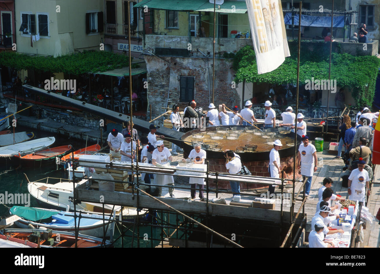 Sagra del Pesce, le deuxième dimanche de mai, célèbre festival gastronomique autour d'un énorme poisson pan, Camogli, Ligurie, Italie, Europe Banque D'Images
