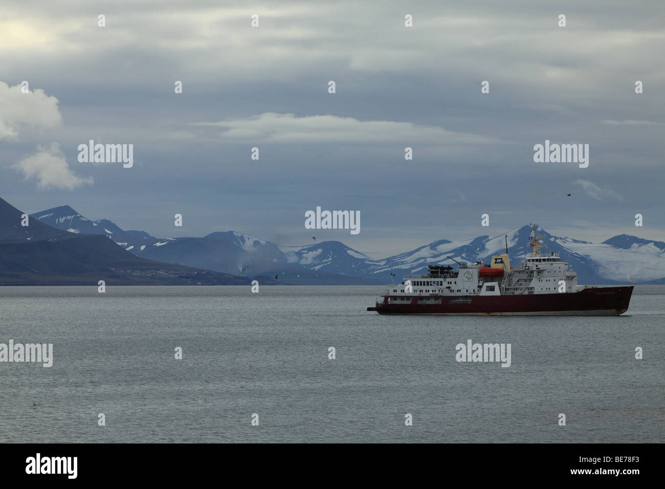 Paysage pittoresque du Svalbard le navire et l'Océan Arctique Banque D'Images