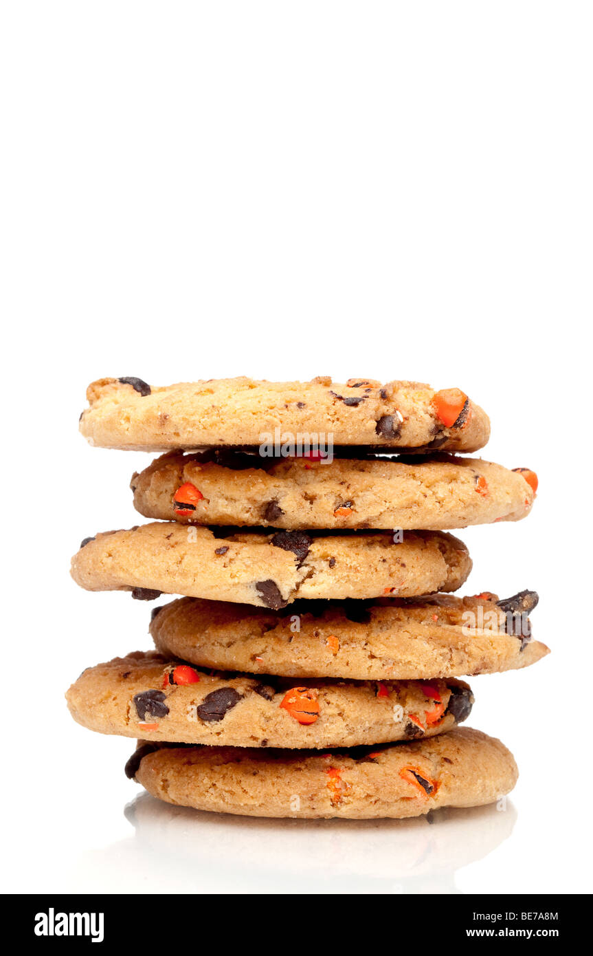 Un tuyau vertical de cookies aux pépites de chocolat Banque D'Images