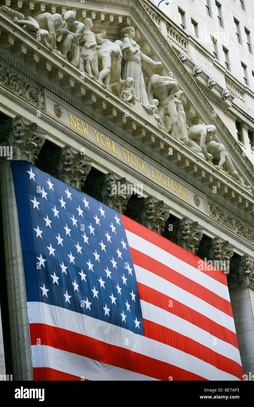Avis de la Bourse de New York, décoré d'un drapeau des États-Unis d'Amérique près de Wall Street à New York Banque D'Images