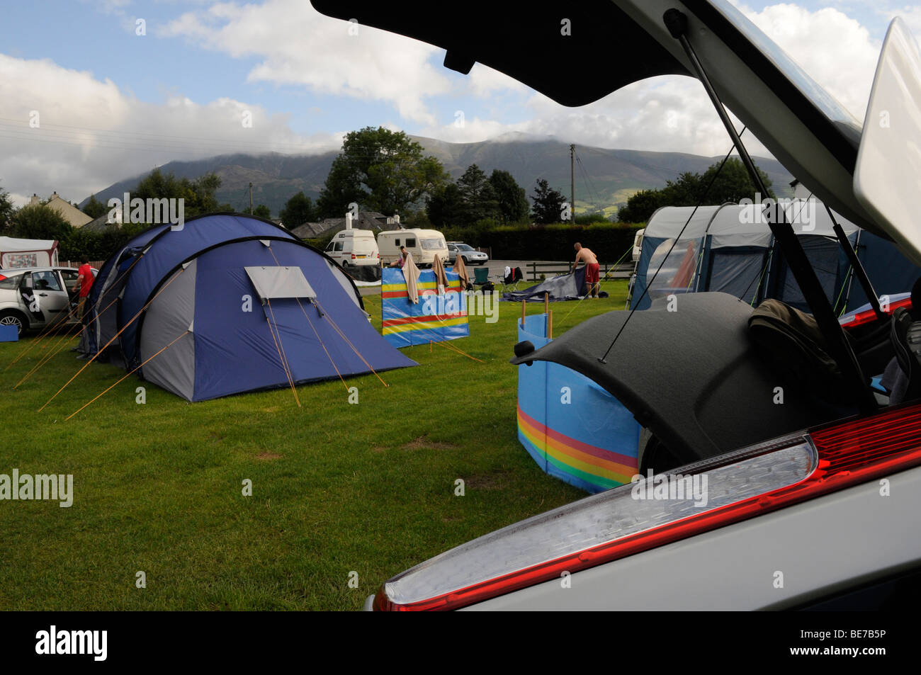 Établir le campement tout en camping dans le district du lac sur un séjour-cation, Cumbria. United Kingdom. Banque D'Images