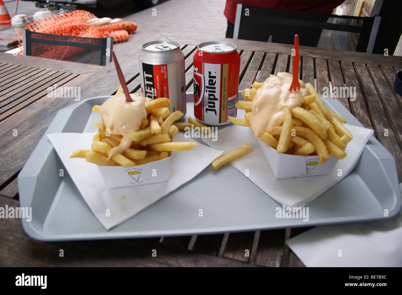Frites avec de la mayonnaise et de la bière, Gent, Belgique table verres boissons pub Banque D'Images
