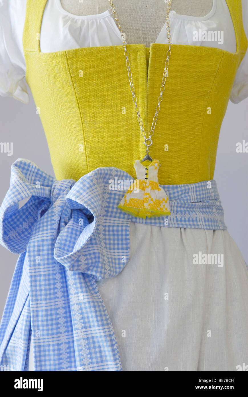 Dirndl robe dirndl dress-pendentif-qu'une chaîne Banque D'Images