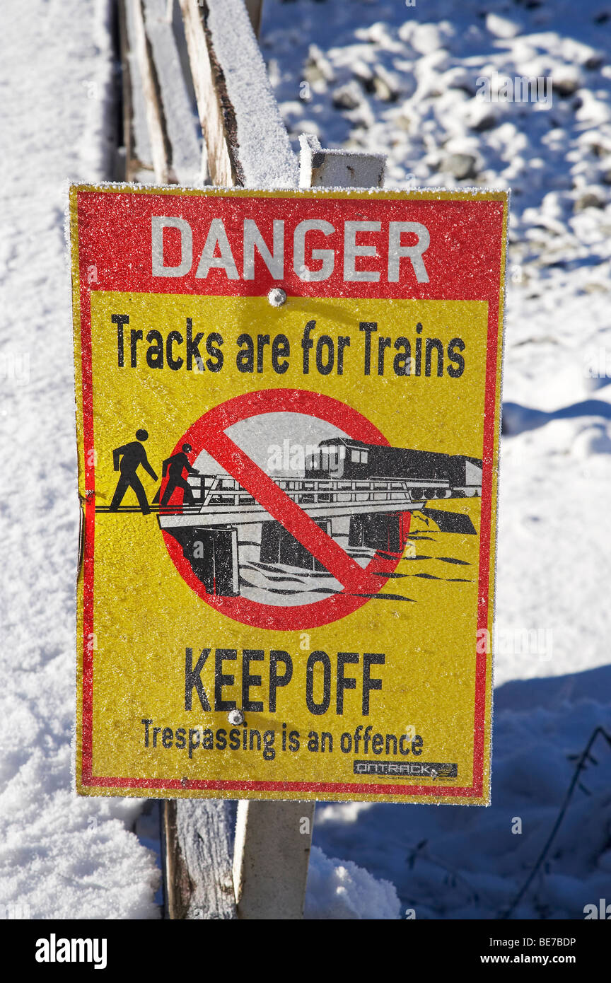 Panneau d'avertissement sur la voie de chemin de fer, Trans itinéraire alpin, près de Arthur's Pass Road, Canterbury, île du Sud, Nouvelle-Zélande Banque D'Images