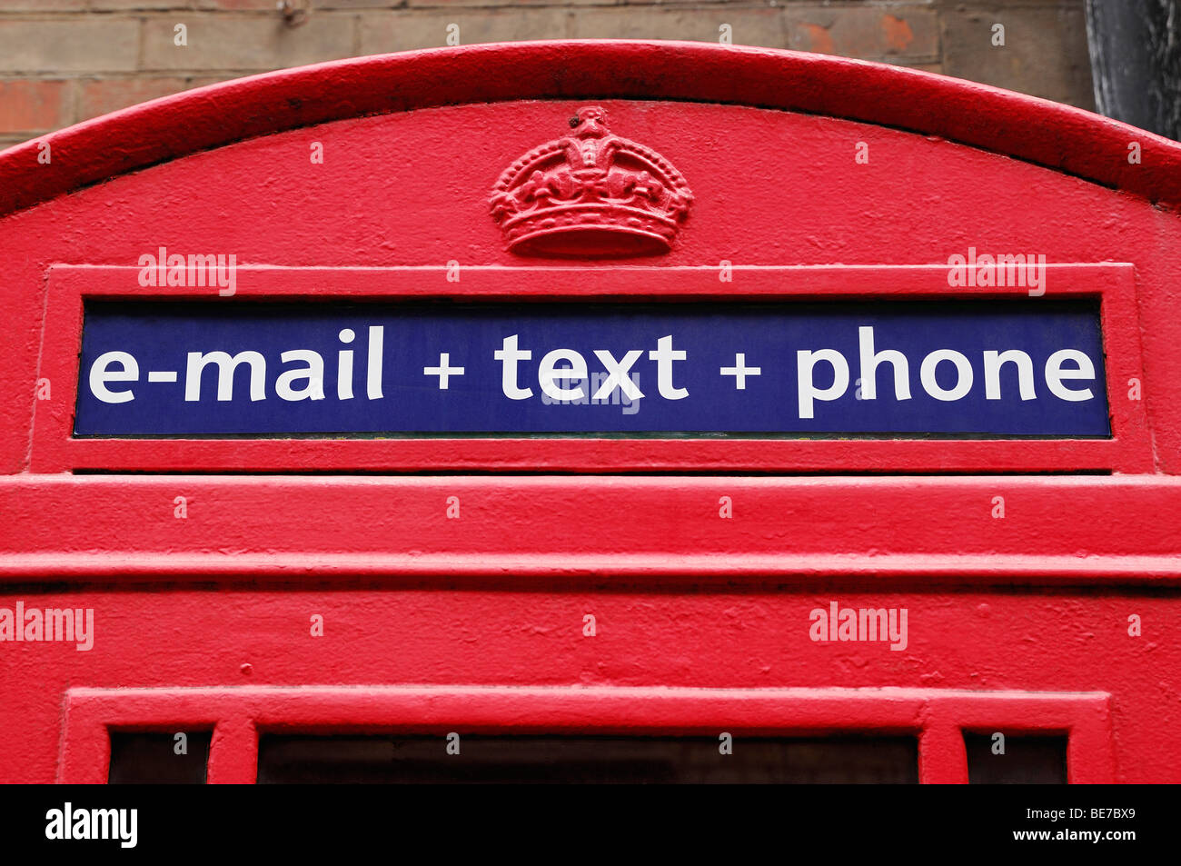 Boîte de téléphone rouge traditionnel offrant des e-mail, texte et les services de téléphonie. Close Up, Royaume-Uni. Banque D'Images