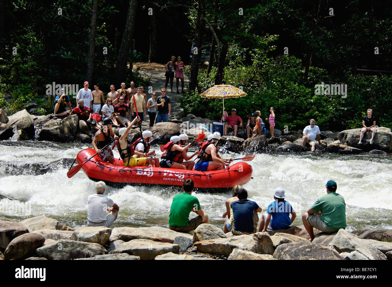 Spectateurs regardant le rafting sur la rivière Ocoee dans Polk County, Ohio Banque D'Images