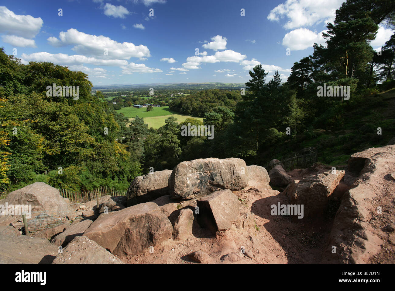 Domaine de Alderley, Angleterre. Avis de recherche à travers le point de tempête la plaine du Cheshire vers le parc national de Peak District. Banque D'Images