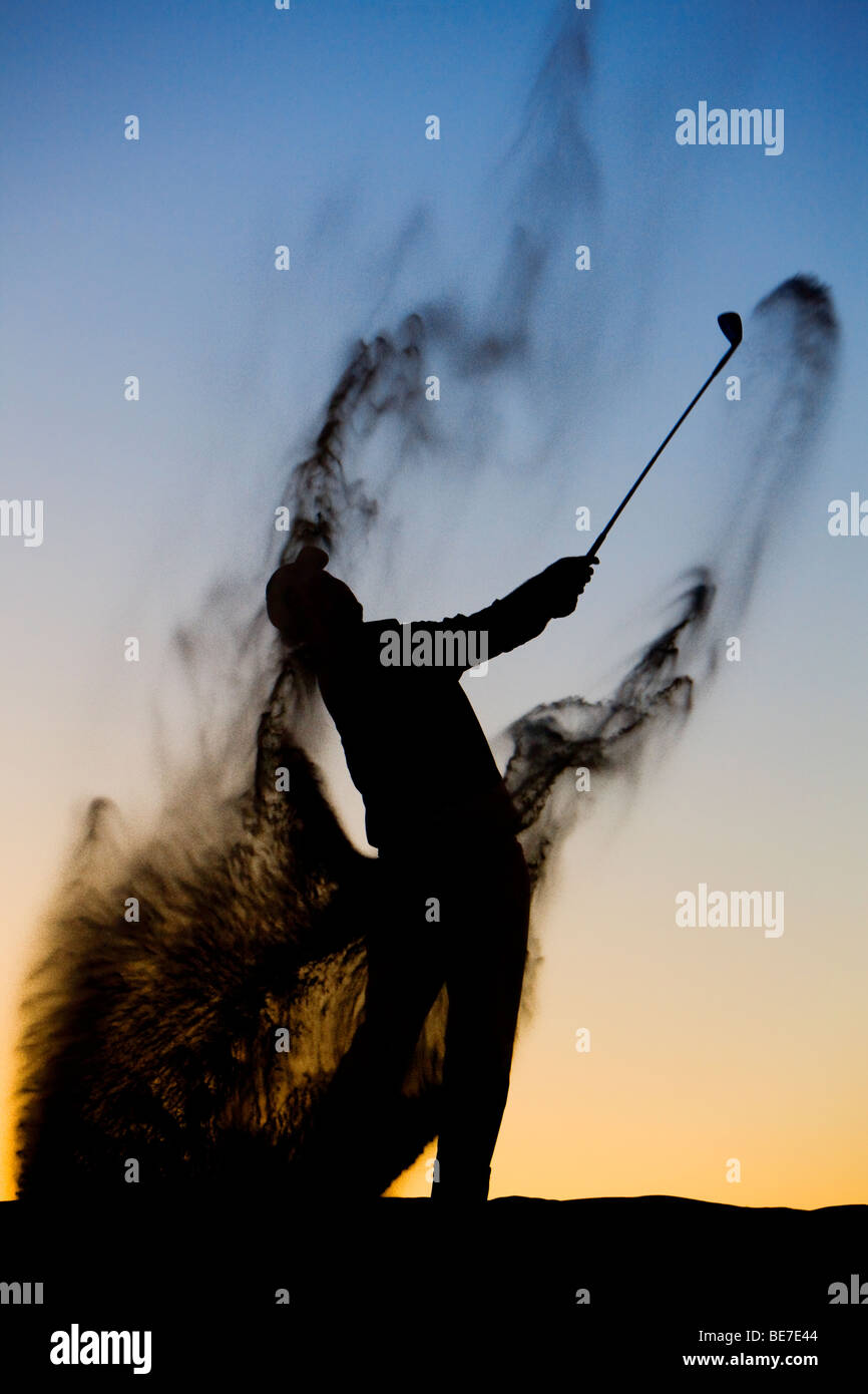 Silhouette d'un golfeur en fin de journée Banque D'Images