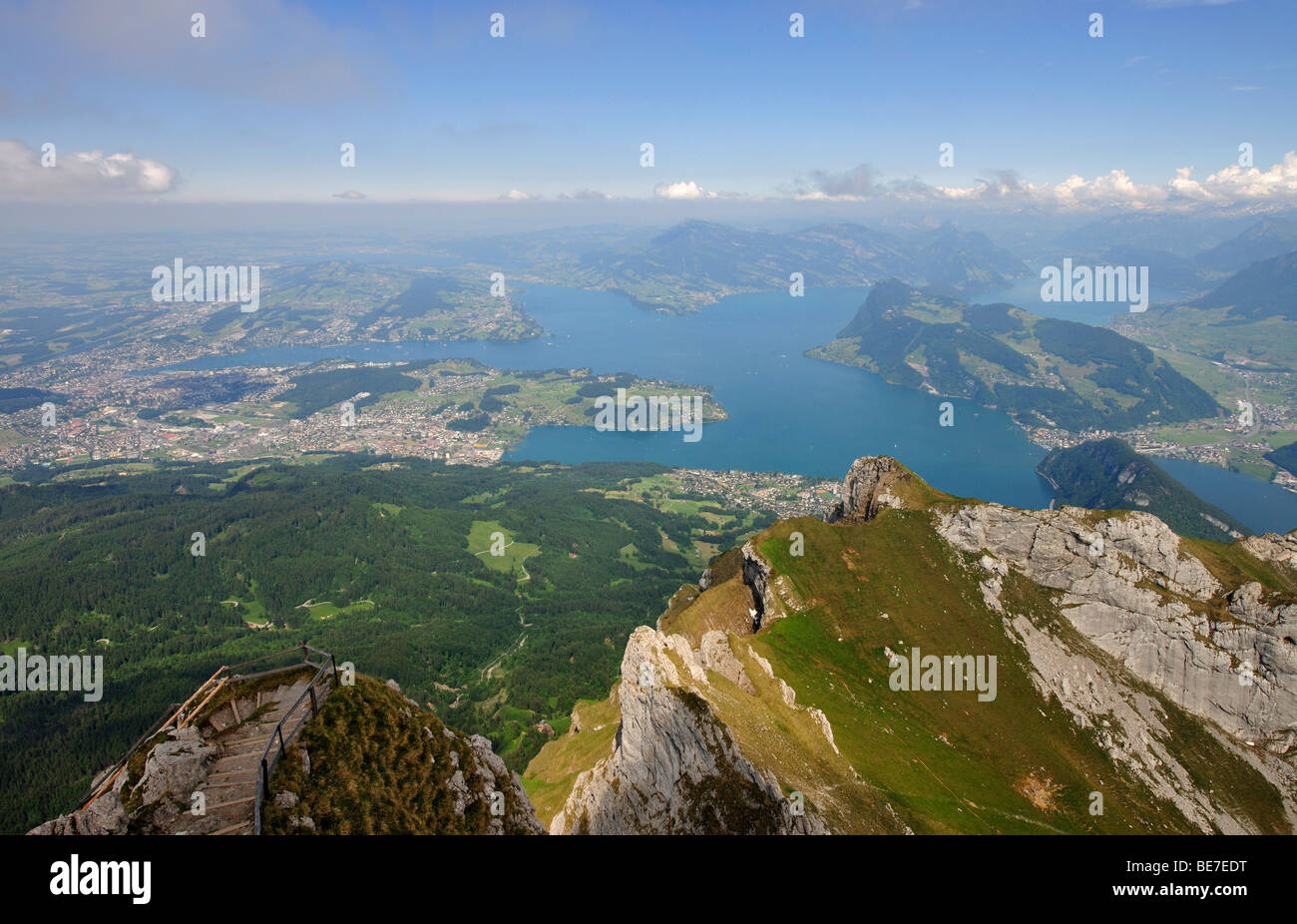 Vue depuis le sommet du Mont Pilatus sur le lac des QuatreCantons et Lucerne, Suisse, Europe
