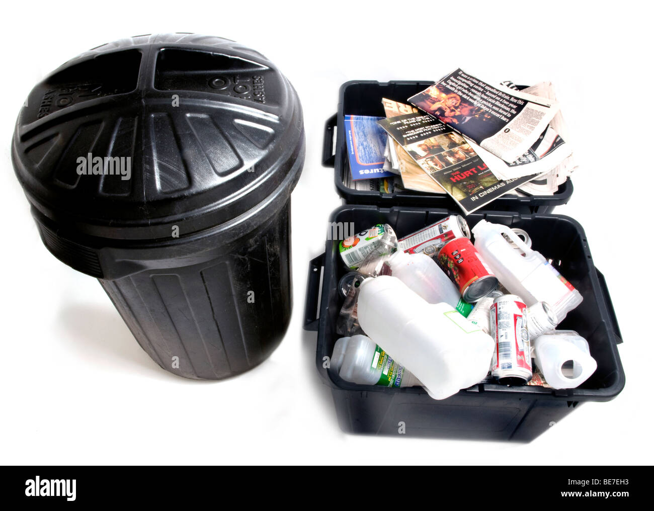 Collecte des déchets domestiques, des déchets séparés montrant pour re -vélo , bac Bac en plastique et les déchets ménagers Banque D'Images