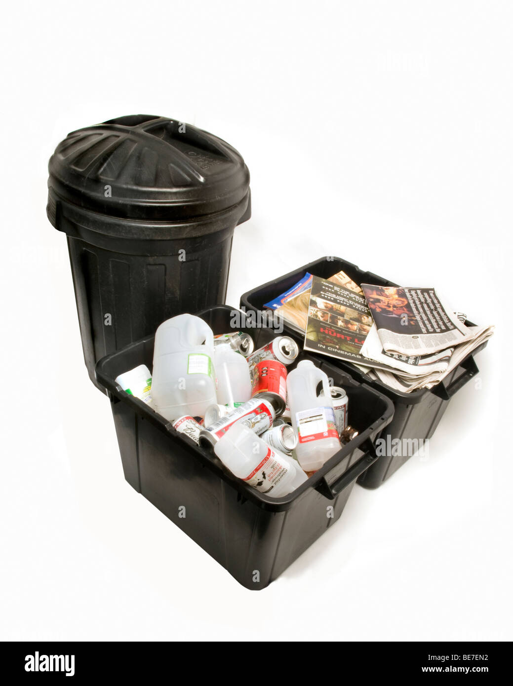 Collecte des déchets domestiques, des déchets séparés montrant pour re -vélo , bac Bac en plastique et les déchets ménagers Banque D'Images