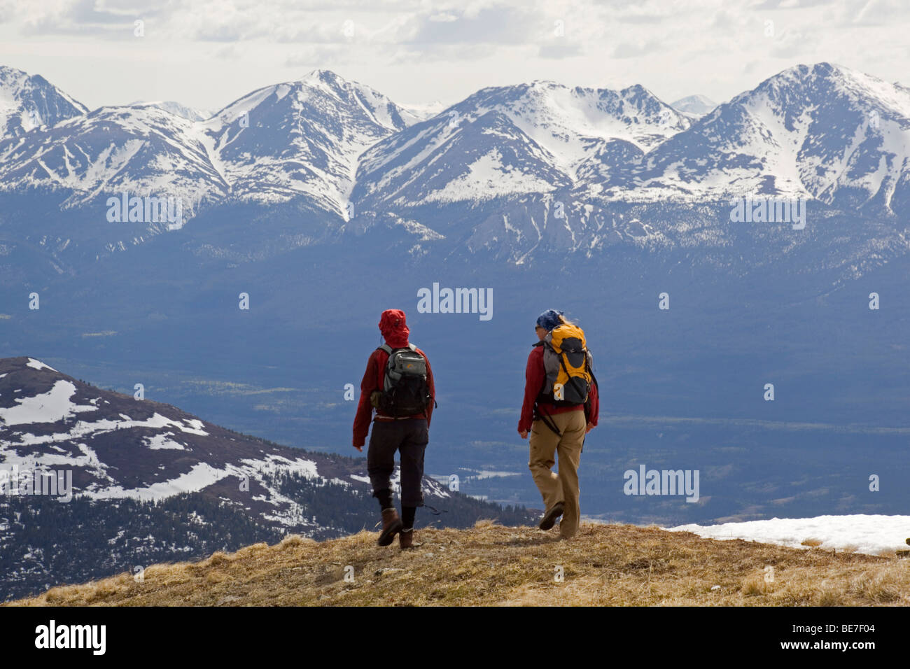 Deux femme randonnée, Mt. Lorne, montagnes, plages de la côte du Pacifique derrière, Territoire du Yukon, Canada, Amérique du Nord Banque D'Images