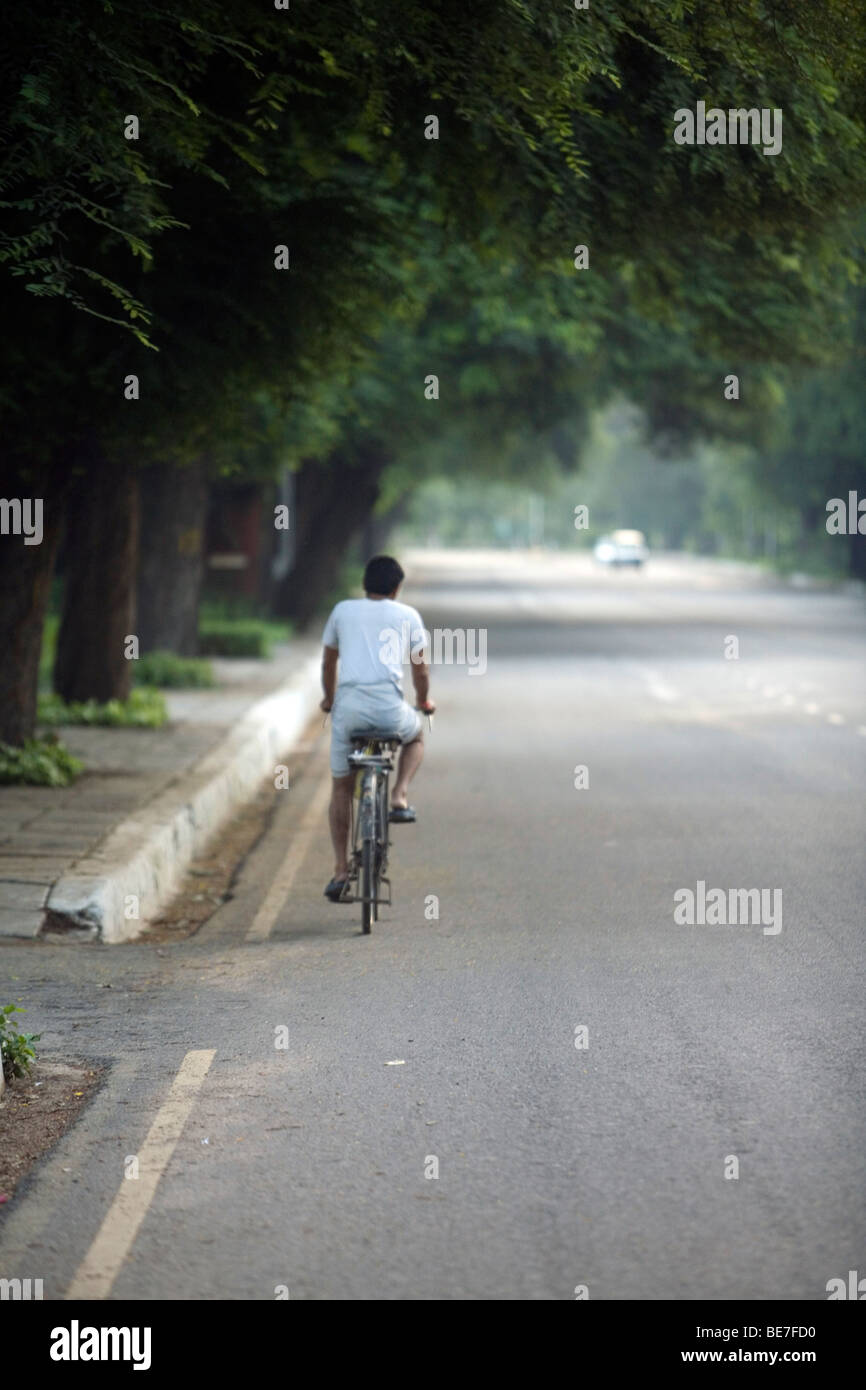 Un homme parcourt les rues vides de New Delhi, à l'aube. New Delhi, Inde Banque D'Images