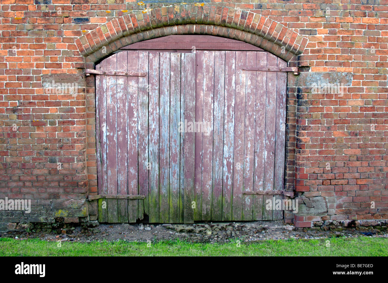 Ancien bâtiment de ferme avec porte en bois, l'angleterre , Royaume-Uni Banque D'Images