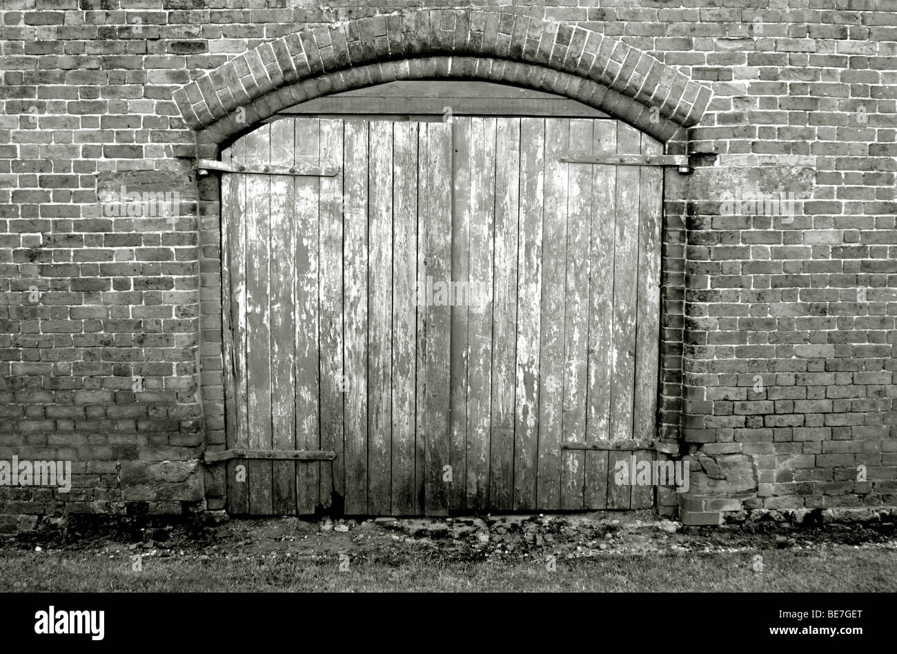 Ancien bâtiment de ferme avec porte en bois, l'angleterre , Royaume-Uni Banque D'Images