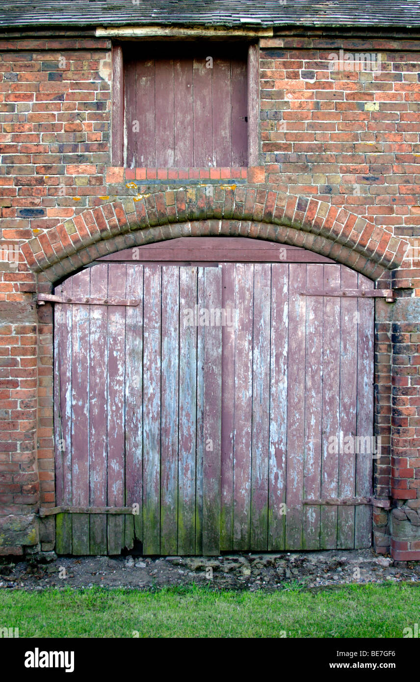 Ancien bâtiment de ferme avec porte en bois, l'angleterre , Royaume-Uni Banque D'Images