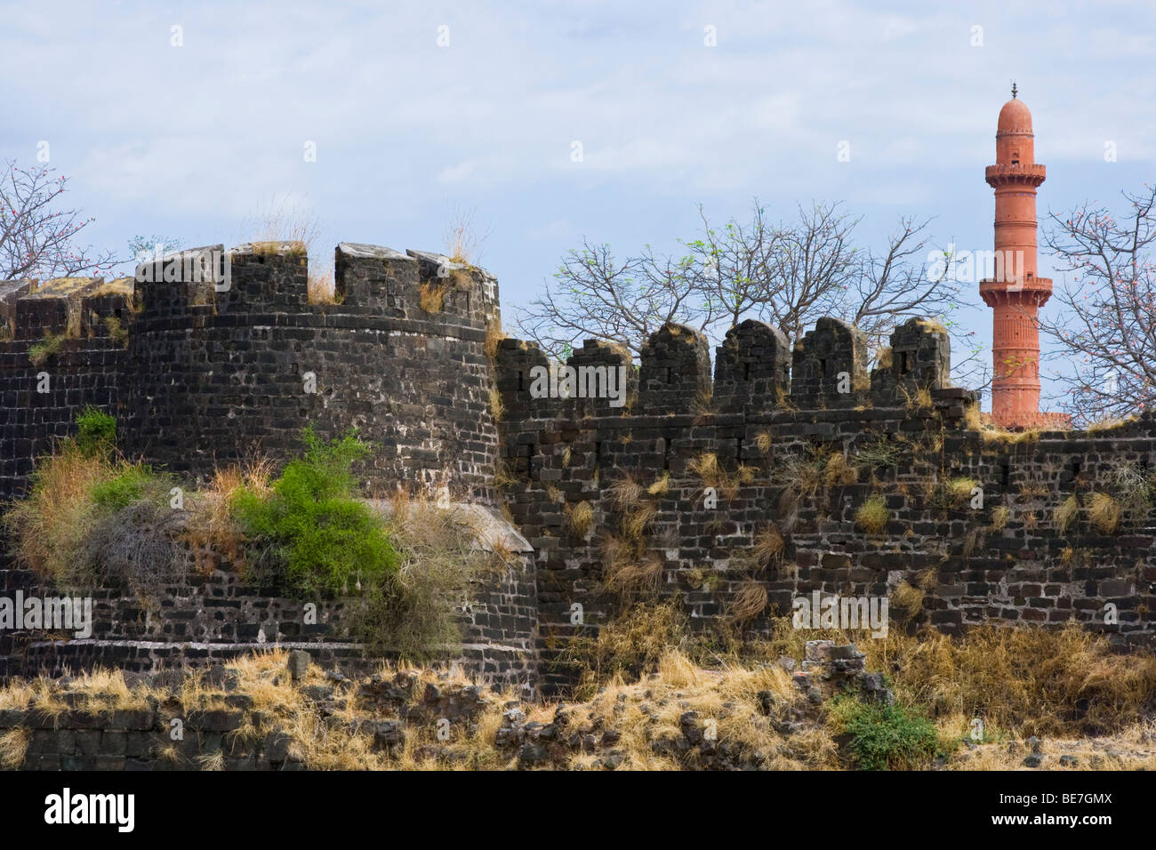 Murs à Devagiri Fort et Chand Minar à Daulatabad près de Aurangabad Inde Banque D'Images