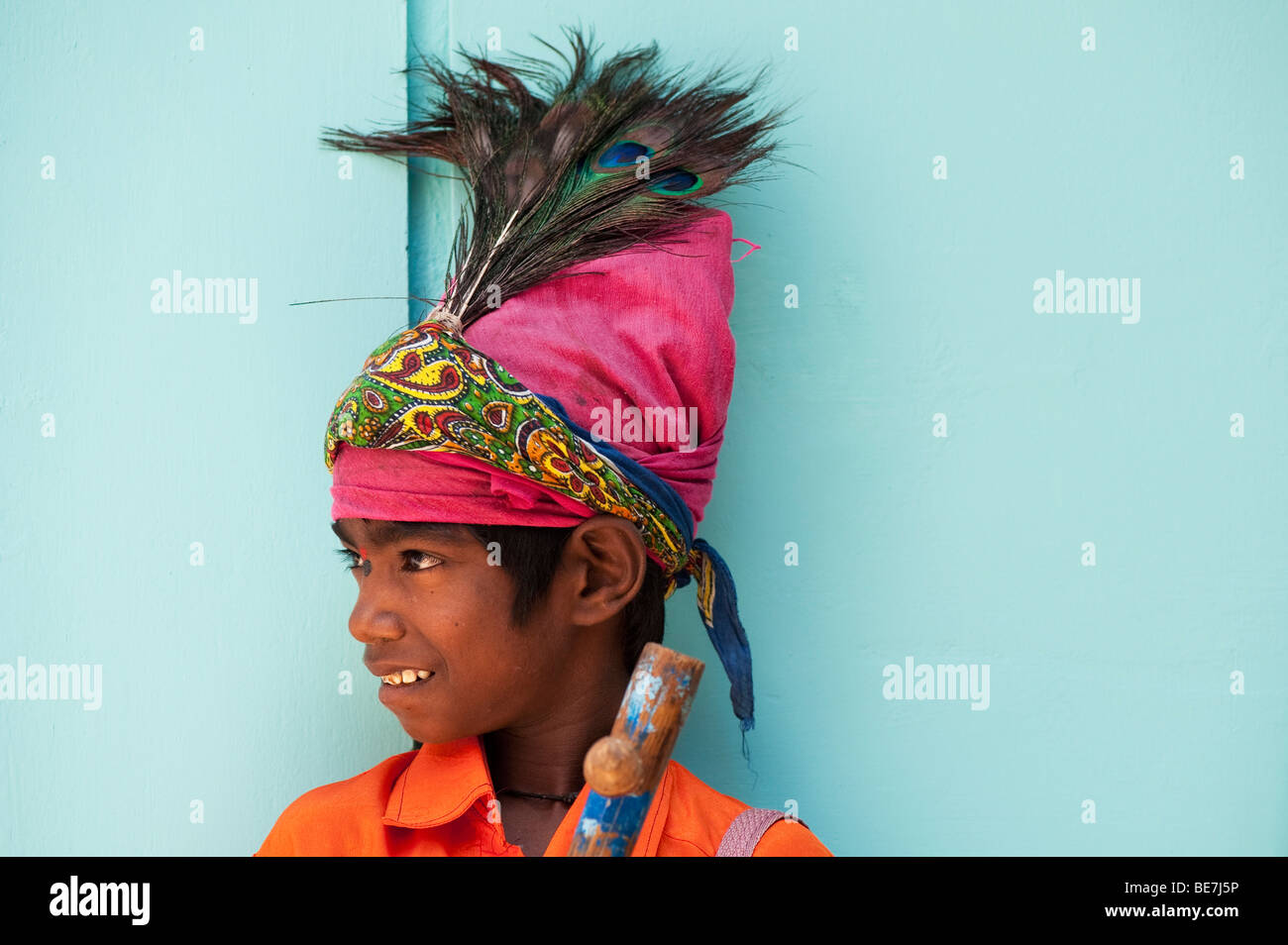 Petit garçon mendiant indien religieux. L'Andhra Pradesh, Inde Banque D'Images